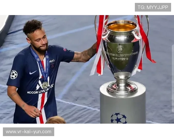 欧冠奖杯亮相巴黎时装周，体育与时尚跨界合作