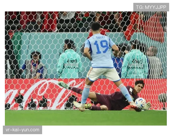 特写：老将戈米斯向年轻队友传授争顶角球时的卡位经验